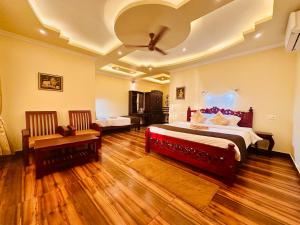 瓦尔卡拉Maadathil Beach Resort的一间卧室配有一张大床和红色床头板
