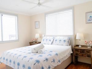 悉尼Amazing Views - 3 Bed Malabar的白色卧室,配有带毛巾的床
