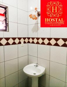圣克鲁斯Hostal Plaza de la Concordia的浴室设有白色水槽和红色标志