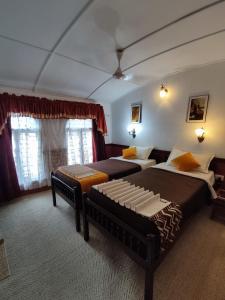 阿勒皮Kalappura Houseboats & Tours的一间卧室设有两张床和两个窗户。