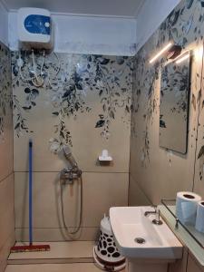 阿勒皮Kalappura Houseboats & Tours的带淋浴和盥洗盆的浴室
