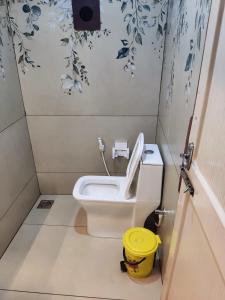 阿勒皮Kalappura Houseboats & Tours的一间带卫生间和黄色桶的小浴室