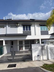 万津Homestay Bandar Mahkota Banting的前面有栅栏的白色建筑