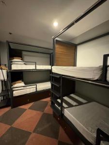 长滩岛Cerca Hotel的客房设有三张双层床和一张可拼接的地板。