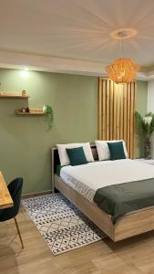 藻德济DUPLEX 101的一间卧室配有一张大床和一个吊灯。