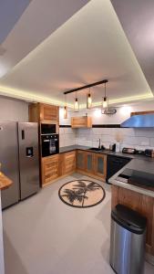 藻德济DUPLEX 101的带冰箱和柜台的大厨房