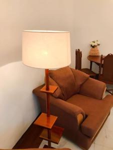 科伦坡No 10 @ Carlwil place的坐在棕色沙发上的一个灯