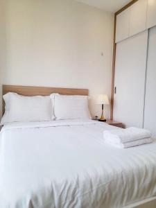 Long BìnhVinhomes Grand Park--Serviced Apartment的卧室配有一张带镜子的白色大床