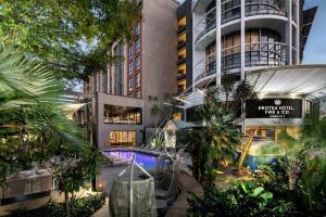 德班Protea Hotel Fire & Ice! by Marriott Durban Umhlanga Ridge的一座建筑前面设有游泳池