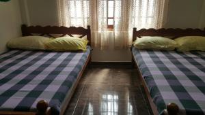 卡特勒格默Karavita Rest的两张睡床彼此相邻,位于一个房间里