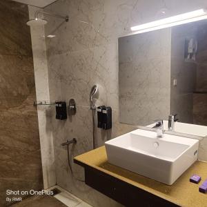 班加罗尔ASTRA HOTELS & SUITES WHITEFIELD NEAR TO NALLURAHALLI METRO STATION and KTPO的浴室设有白色水槽和镜子