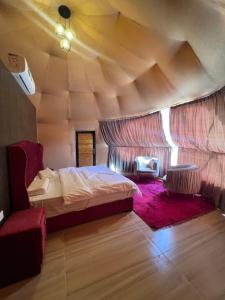 瓦迪拉姆Wadi Rum Mars Camp的一间设有一张床铺的卧室,位于一个拥有木制天花板的房间