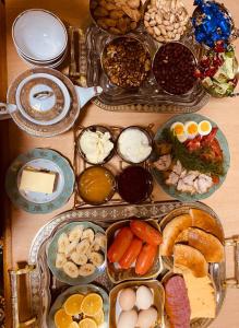 乌尔根奇Lovely home的盘子上带不同食物的桌子