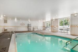 布恩布恩费尔菲尔德套房酒店的在酒店房间的一个大型游泳池
