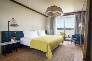 贝莱克布莱克航程高尔夫温泉酒店的酒店客房设有一张床和一个大窗户