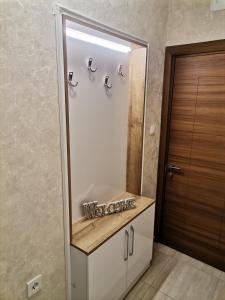 大特尔诺沃Family Boutique Residence-Free parking的一间带水槽和镜子的浴室