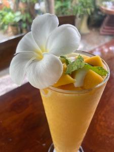 高兰Thai Smile Bungalows的一杯饮料,上面有花白