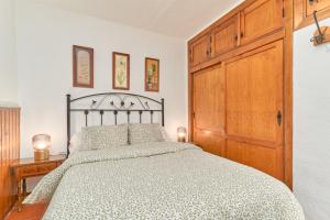 弗里希利亚纳Casita Frigiliana的一间卧室设有一张大床和一扇木门
