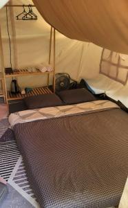 大叻Ma Lá Glamping Đà Lạt的帐篷内的床垫