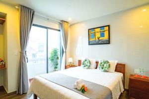 会安Phuoc Dat Riverside Homestay Hoi An的一间卧室,床上有泰迪熊