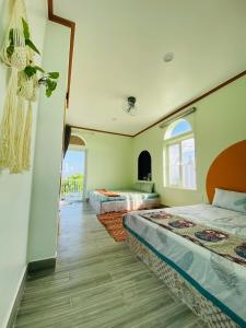 Ấp Khánh Phước (1)Gió Homestay and Coffee的一间卧室设有两张床和窗户。