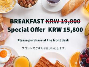首尔喜普乐吉酒店首尔东大门的一张早餐的传单,特别优惠,在前台购买 ⁇ 猴桃早餐