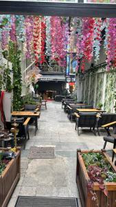 伊斯坦布尔Green Star Taksim Hotel的餐厅设有挂在天花板上的桌子和鲜花