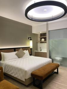 雅加达Posto Dormire Sudirman的一间卧室配有一张大床和一个大型灯具