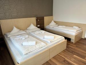 维皮泰诺克拉梅尔酒店的配有2张床的客房内配有白色床单和毛巾