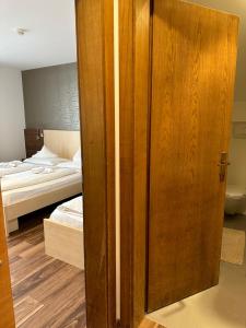 维皮泰诺克拉梅尔酒店的卧室内的木门,卧室配有床