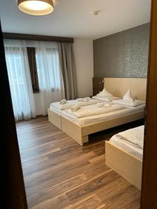 维皮泰诺克拉梅尔酒店的铺有木地板的客房内的两张床