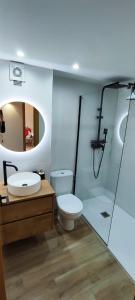埃斯波特Apartamento Minairons Espot的浴室配有卫生间、盥洗盆和淋浴。