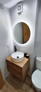 埃斯波特Apartamento Minairons Espot的一间带水槽、卫生间和镜子的浴室