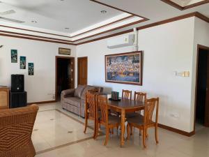邦萨雷บ้านเพื่อน 44 พลูวิวล่า的客厅配有桌椅和沙发