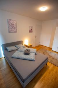 因斯布鲁克NEW East Side Apartment Innsbruck I Free Parking的配有一张大床的客房