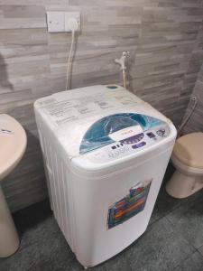韦利格默Villa for Surf Weligama的一间带卫生间的浴室内的洗衣机
