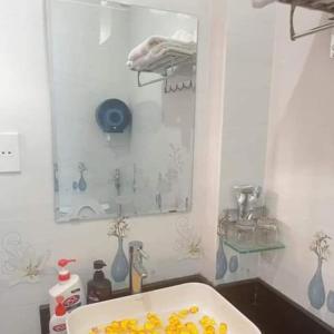 波来古市Anh Tuấn Hotel & Coffee - Pleiku, Gia Lai的一间带水槽和镜子的浴室