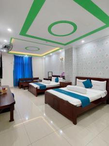 波来古市Anh Tuấn Hotel & Coffee - Pleiku, Gia Lai的一间卧室设有两张床和天花板