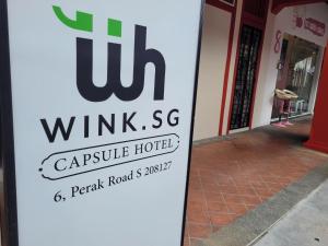 新加坡Wink at Perak Road的大楼前的酒店标志