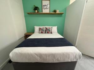 普利登堡湾Forest Gate Estate的一间卧室配有一张蓝色墙壁的床