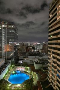 加拉加斯Meliá Caracas的享有夜间城市美景,设有游泳池