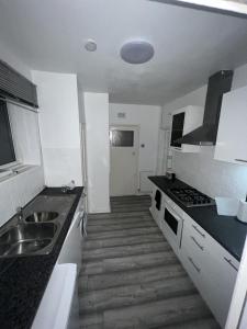 伦敦a two bedroom cosy hideaway based in greenwich的厨房配有水槽和台面