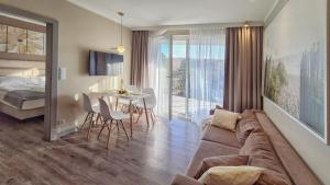 米兹多洛杰Holiday Home Bel Mare 305e的客厅配有沙发、桌子和床。
