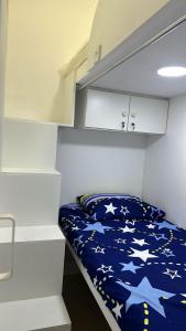 迪拜Decent Holiday Homes & Hostels near Burjuman Metro Station的一间卧室,床上有星星床