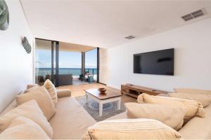乌姆德洛蒂Sea La Vie - with Inverter的带沙发和平面电视的客厅