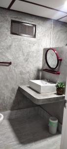 Ban Tha Phaeลีลา โฮมสเตย์ Leela Homestay的浴室设有水槽和墙上的镜子