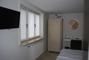Moorslede最喜欢的床和早餐旅馆的一间卧室设有床、窗户和水槽