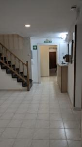 巴塞罗那珊瑚膳食公寓的大楼里一条空的走廊,有楼梯