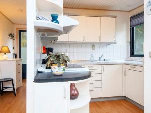 锡尔克堡4 person holiday home in Silkeborg的厨房配有白色橱柜和台面