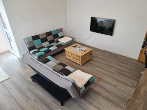 新勃兰登堡NB Hochschule Zwei Zimmer Wohnung的客厅设有沙发,配有电视